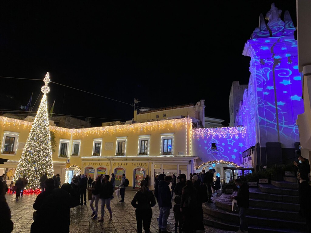 Al via l’illuminazione natalizia, si parte dalla Piazzetta e lo storico campanile diventa una cascata d’arte (Video e Foto)