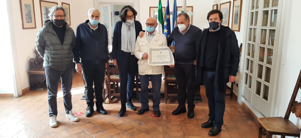 Capri, dal Comune un riconoscimento per Gino Ragozzino, l’artigiano dei sandali capresi – Photogallery