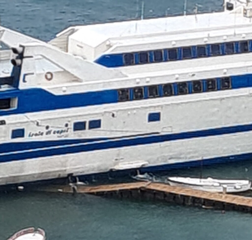 Il vento spinge il traghetto sul pontile paura nel porto di Capri, nessun ferito