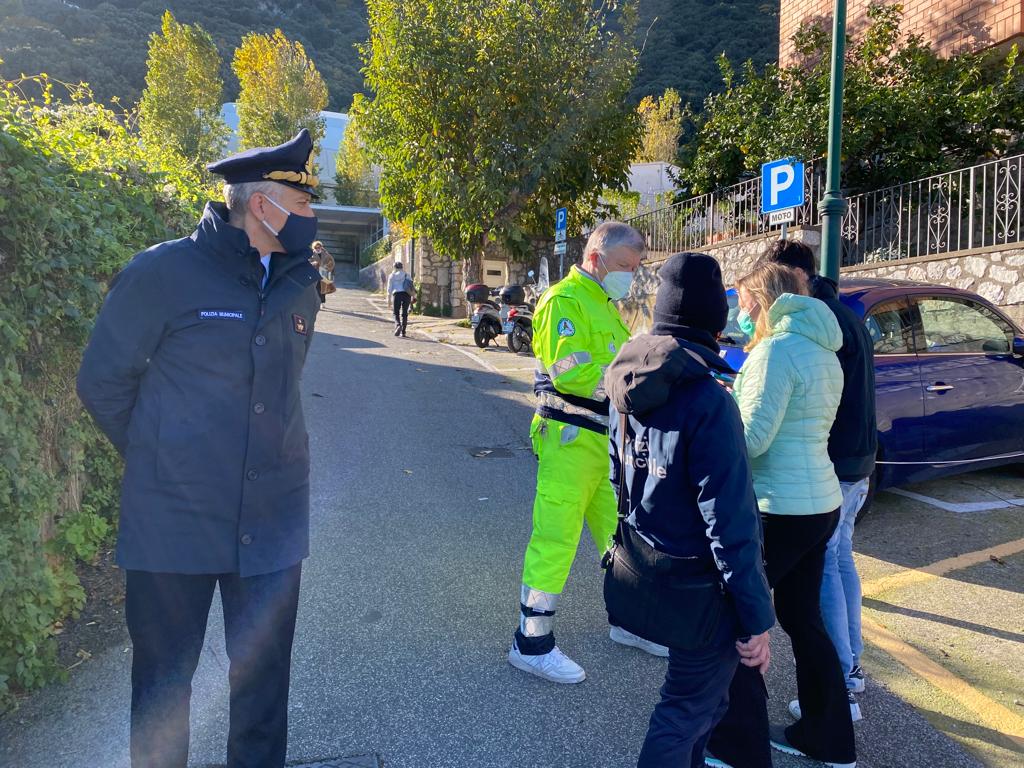 Pattuglia dei Vigili della Polizia Municipale interviene e salva uomo ferito