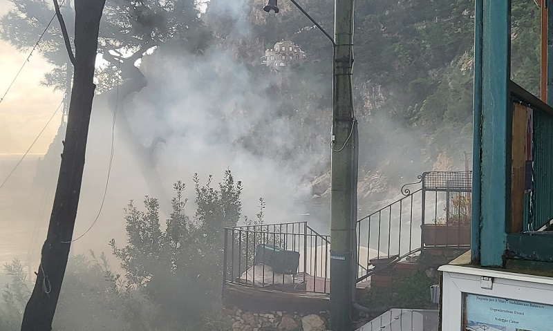 Capri, corto circuito distrugge un mini appartamento sulla spiaggia di Marina Piccola