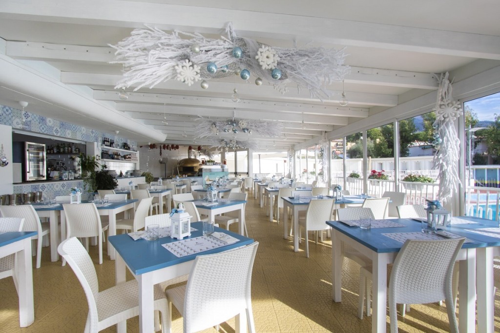 Vesuvio e mare cucina elegante dentro un hotel