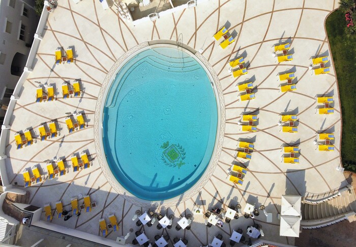 Solidarietà all’Ucraina, il Quisisana in giallo e blu