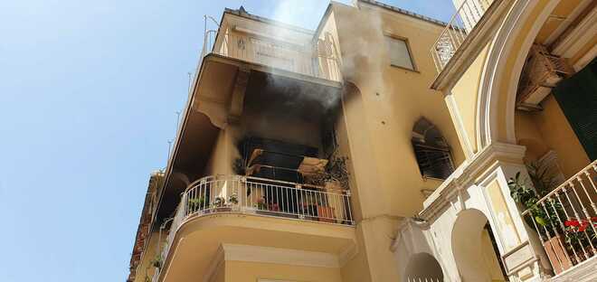 Capri, brucia un’ abitazione fumo nero su via Camerelle