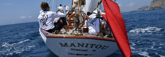 Alzabandiera sulle vele d’epoca al Savoia:via alla classica con lo yacht di Kennedy