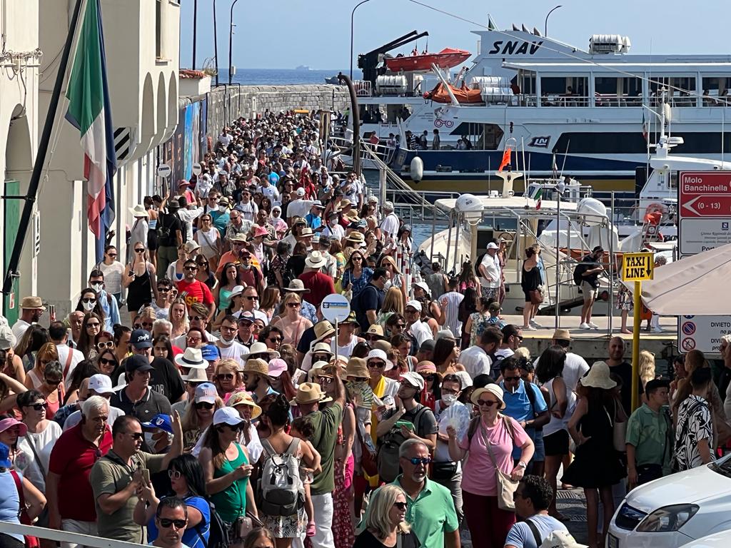 Ferragosto: Capri da record, arrivi superiori al pre-Covid Boom di presenze nel weekend: oltre 35mila sull’isola azzurra