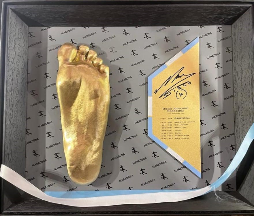 Il Napoli Club Isola di Capri consegna a Peppino di Capri la scultura dell orma del piede sinistro di Maradona Capri Press