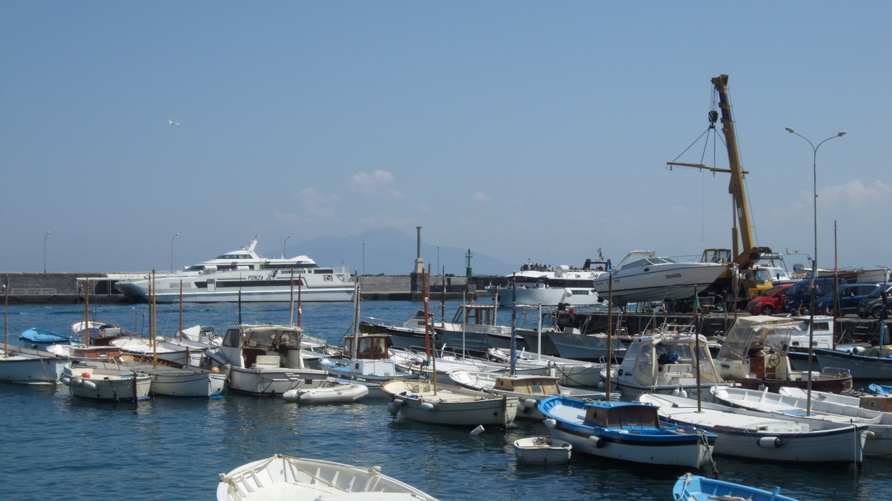 Ormeggi abusivi a Capri, il Comune custodisce le barche