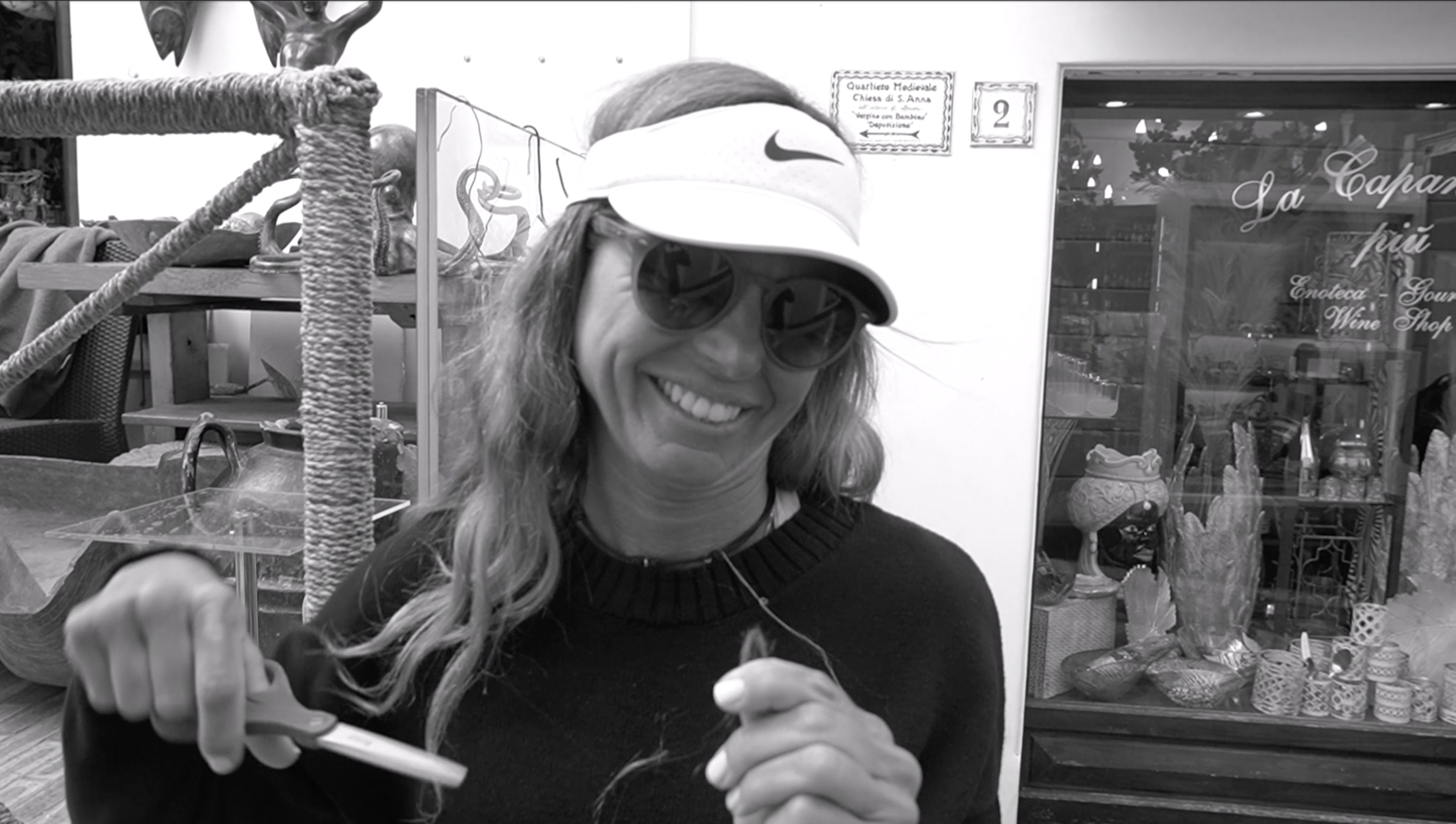 Le donne di Capri per l’Iran. Il taglio simbolico di una ciocca di capelli in una danza per la libertà delle donne