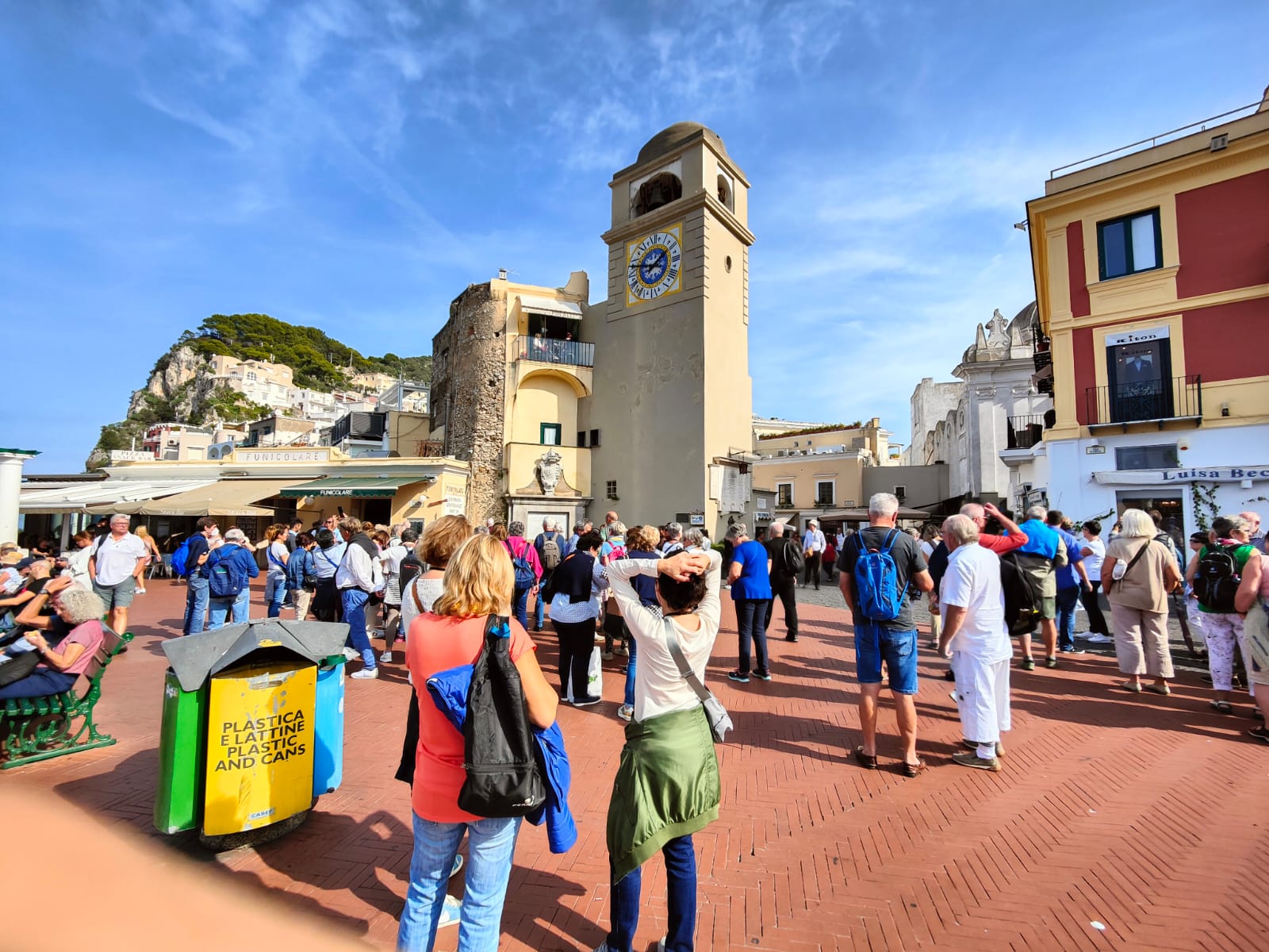 Capri: è ancora boom di arrivi, piazzetta affollata e tuffo in mare