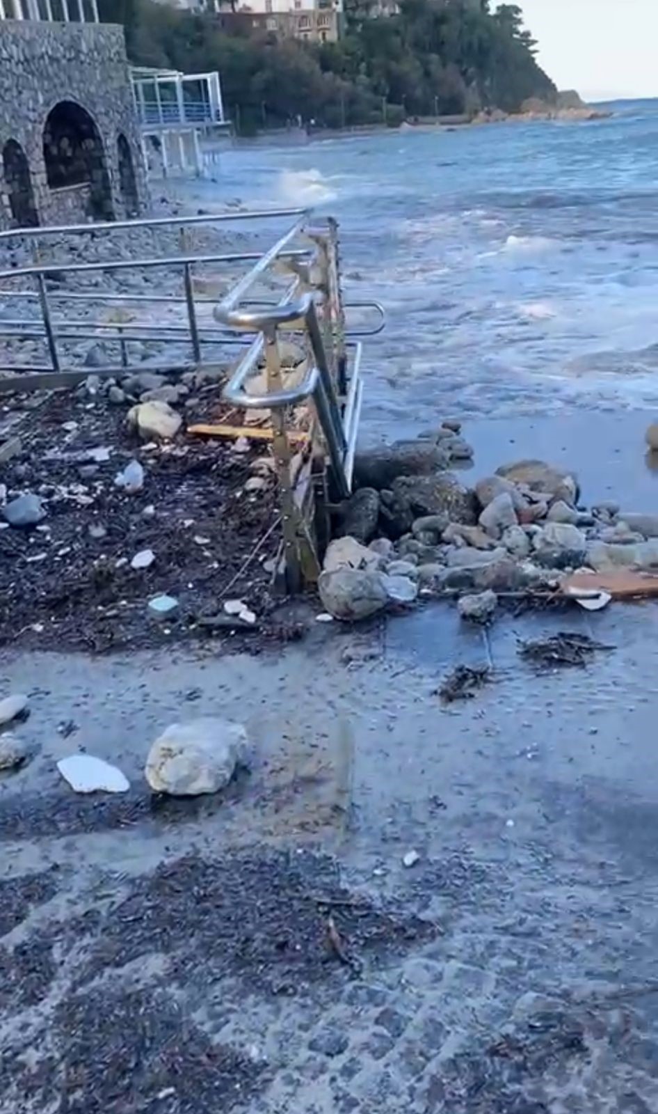 Capri: La furia del mare distrugge lo scivolo dei disabili a Marina Grande