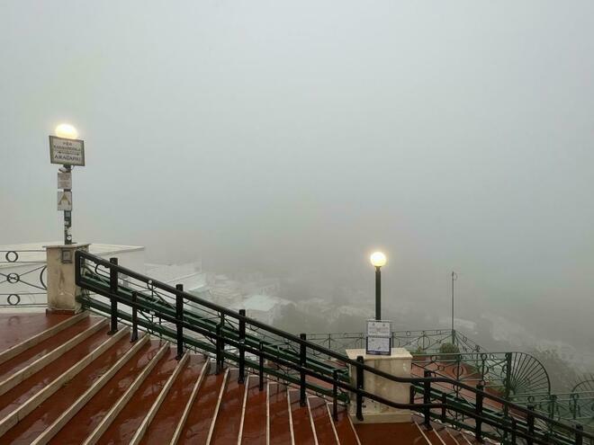 Nebbia su Capri, anche la piazzetta diventa tutta bianca (Photogallery)