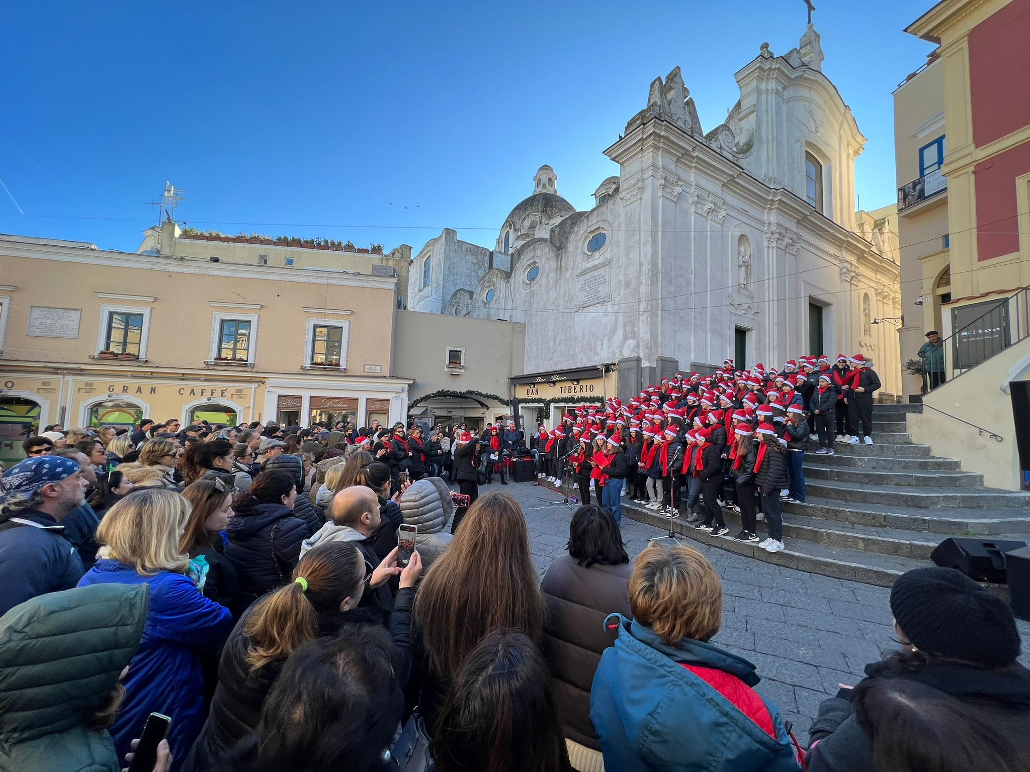 Capri, gli alunni dell’I. Nievo portano gli auguri natalizi con un concerto in piazzetta (Photogallery)