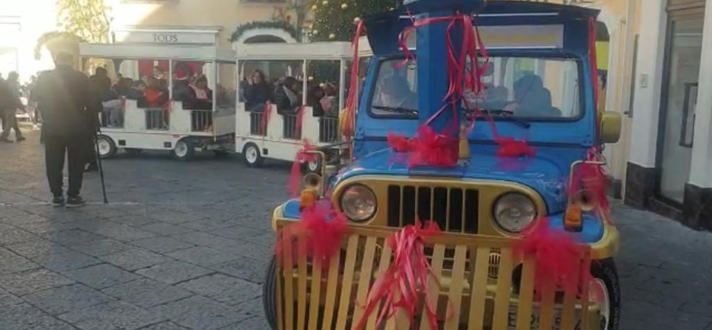 Capri: Un trenino per i bambini attraverserà la piazzetta per tutte le festività natalizie (Video)