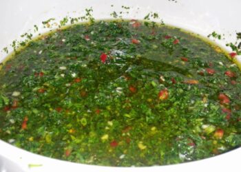 A GRANDE RICHIESTA: STORIA E RICETTA DEL CHIMICHURRI CHE A CAPRI DIVENTA “CIUM CIUM”
