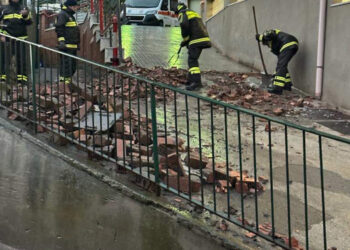 Crolla il rivestimento esterno del Pronto soccorso di Capri