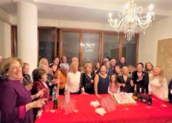 Coro di auguri tra amici per il compleanno della prof. avv. Anna La Rana De Nardo, Amministratore della Funicolare di Capri