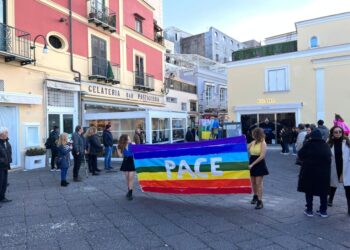 Con la parola Pace e lo striscione arcobaleno si è concluso il Carnevalissimo caprese 2023 (Photogallery)