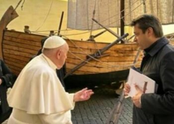 Papa Francesco, Navigazione Libera del Golfo regala la “Barca di Pietro”