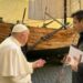 Papa Francesco, Navigazione Libera del Golfo regala la “Barca di Pietro”