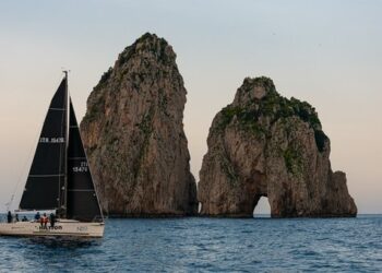 Capri, Ischia e Procida con la Vesuvio Race, la regata del Golfo, da battere il record di 9h 41′ 12″. Sabato 25 marzo
