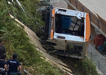 Bus precipitato nella scarpata di Marina Grande, Procura chiede rinvio a giudizio per tre persone… leggi l’articolo