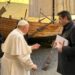 Navigazione Libera del Golfo dona al Papa la “Barca di Pietro”