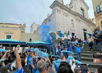 Anche Capri vuole festeggiare lo scudetto del Napoli: flashmob in Piazzetta (Photogallery)