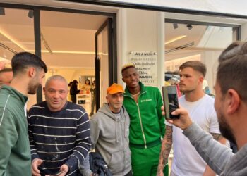 Osimhen a Capri, shopping a sorpresa con la compagna Stephanie e la figlia Hailey True (Photogallery)