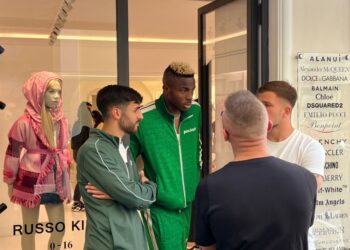 Osimhen a Capri, shopping a sorpresa con la compagna Stephanie e la figlia Hailey True (Photogallery)