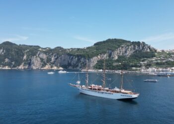 Il brigantino tra i più lunghi del mondo apre la stagione di lusso a Capri