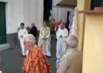 Processione di San Costanzo, cade il busto d’argento all’uscita della processione, pochi danni per la statua del Santo – Video