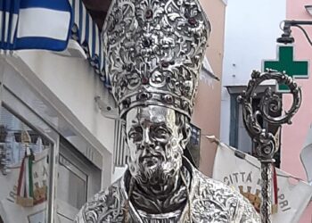 San Costanzo, domenica processione sotto la pioggia del Patrono di Capri e giornata della Medicina