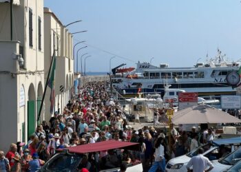Folla e caos nel porto di Capri, il sindaco: «Intervenga il Prefetto»