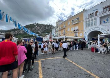 Troppa folla al porto di Capri, allarme dal sindaco. S.O.S. al Prefetto, lunghissime file agli stazionamenti