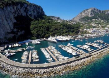 Bandiera Blu al porto turistico di Capri Vessillo testimonia purezza mare e bontà servizi accoglienza