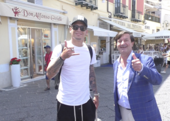 La prima volta a Capri di Mathias Olivera per uno scorcio vacanziero (Photogallery)