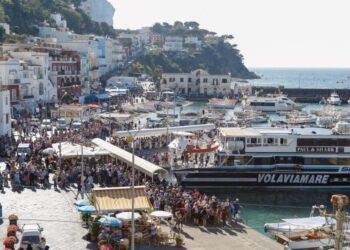 Blocco degli ormeggi in area del porto di Capri. Causa della caduta di massi sui fondali marini sotto al molo 21