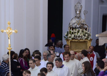 San Costanzo, domenica processione sotto la pioggia del Patrono di Capri e giornata della Medicina