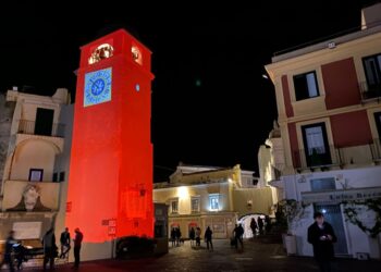 Giornata nazionale per la donazione del sangue, ieri in Piazzetta il Campanile si è illuminato di rosso