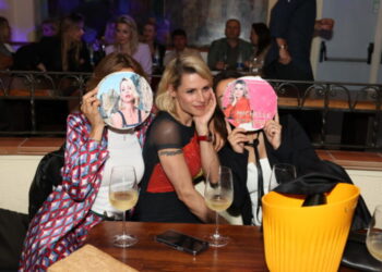 Storie capresi: Federalberghi forma sedici nuovi bagnini e la Hunziker balla all’Anema e Core