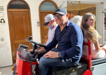Leonardo Di Caprio a Capri, tour turistico con carrellino elettrico