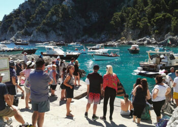 Stop all’ormeggio selvaggio nella baia di Marina Piccola