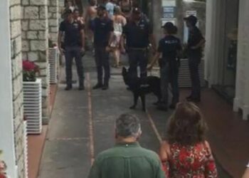 Capri, coppia di anziani argentini ruba nei negozi di via Camerelle: arrestati