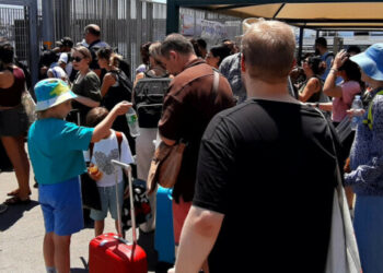 Molo Beverello a Napoli, delirio a 40 gradi ressa e code agli imbarchi