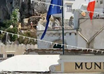 Capri, maxiabuso edilizio a pochi metri dalla Piazzetta: demolita la parete rocciosa