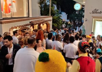 I 50 anni della pasticceria Buonocore, festa in via Vittorio Emanuele – photogallery