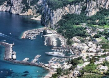 C’è traffico nel porto di Capri, ora si entra solo su chiamata