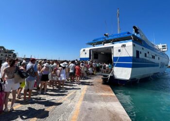 Capri, riapre la banchinella Stop a resse e caos al porto