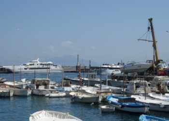 A Capri zona di attesa in mare per evitare congestionamenti nel porto